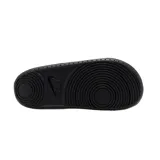 Ojotas Nike Offcourt Slide, color gris oscuro con tira ancha blanca y el nombre de la marca en relieve negro.