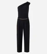 Mono wide leg de crepé color negro, con diseño de un solo hombro y cinturón de cadena metálica integrado.
