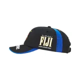 Gorra de seis paneles Supreme en colaboración con FIJI, color negro con detalles en azul. Presenta bordados temáticos en el frente y laterales, incluyendo el logo de Supreme en la visera.