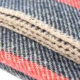 Bufanda de tejido grueso con diseño de rayas horizontales en tonos beige, gris y detalles en rojo.