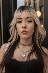 Gargantilla plateada de acero inoxidable con cadena de eslabones y púas metálicas.