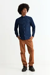 Camisa de manga larga en color azul marino, confeccionada en algodón, con cuello clásico y cierre frontal de botones.