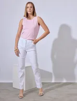 Pantalón blanco de corte slim, con pretina con pasadores, botón y cierre. Tiene tres bolsillos delanteros y dos bolsillos ojal en la parte trasera.