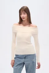 Top de manga larga confeccionado en viscosa, con diseño ajustado al cuerpo y escote recto tipo hombros caídos.