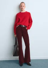 Pantalón de jean estilo bootcut o acampanado, confeccionado en algodón con elastano, de tiro medio y diseño clásico con bolsillos.