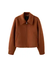 Chaqueta marrón de corte corto y diseño estructurado, con cuello solapa, cierre frontal de cremallera y mangas largas con puños anchos.