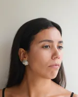 Par de aros tipo stud plateados con diseño vintage de líneas curvas.