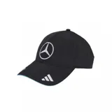 Gorra Adidas de la colección Mercedes F1, modelo asociado a George Russell. Es de color negro con el logotipo de Mercedes-Benz bordado en blanco en el panel frontal y el emblema de Adidas en la visera, la cual cuenta con un detalle de ribete en color celeste.