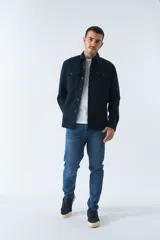 Sobrecamisa azul marino de twill de algodón con cuello clásico, cierre frontal con botones a tono, dos bolsillos de parche con solapa abotonada en el pecho, mangas largas con puños abotonados y corte regular.