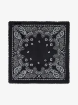 Pañuelo cuadrado negro con estampado paisley en blanco y gris, y bordes deshilachados.
