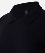 Blusa polo beige de manga corta, confeccionada en tejido canelado de rib de algodón con elastano, que proporciona un ajuste cómodo y una caída ajustada.