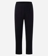 Pijama largo Lov de dos piezas color negro, confeccionado en tejido flame con viscosa y elastano. Incluye una blusa de manga larga con escote en V cruzado y un pantalón de corte recto con cintura elástica.