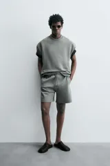 Sudadera de manga corta color marrón oscuro, con cuello redondo y bajo acabado en rib. Presenta un corte relajado y holgado (boxy fit).