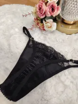 Tanga de terciopelo y encaje negro, con tiras regulables y diseño sensual.
