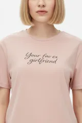 Remera de algodón de manga corta y cuello redondo, con corte holgado y estampado frontal con la frase "NOTHING IS REAL".
