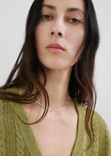 Cardigan Rosi de punto verde con diseño trenzado, escote en V y cierre frontal con botones.