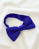 Moña de tela color azul Francia con lazo ajustable.