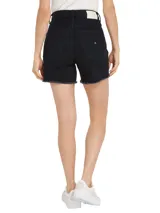 Shorts de jean negros de tiro alto con cierre de cremallera y botón, cinco bolsillos y bajos desflecados.