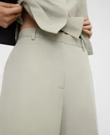 Pantalón verde claro de tiro alto, corte recto y holgado con raya planchada al centro. Cuenta con trabillas en la cintura y bolsillos funcionales.