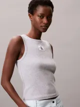 Musculosa de Calvin Klein confeccionada en tejido de canalé de algodón y elastano. Presenta un corte slim, cuello redondo y tirantes anchos, con el logo de la marca en una etiqueta sobre el pecho.