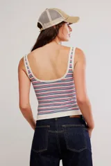 Musculosa acanalada de corte ajustado y corto, con estampado de rayas horizontales en tonos azules y rojos sobre base blanca. Presenta escote cuadrado con abertura frontal y tirantes anchos.