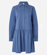 Vestido corto de corte evasé confeccionado en tricolina de algodón, color azul. Presenta cuello camisero, cierre frontal de botones y un panel central con detalle bordado calado. Posee mangas largas con puños abotonados.