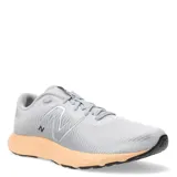 Championes New Balance 420 V3 de running, color gris con detalles plateados y suela color durazno.