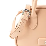 Cartera mini de estilo clásico confeccionada en símil cuero color nude, con cierre superior, asas fijas y correa regulable extraíble. Presenta herrajes plateados y logo metálico frontal.
