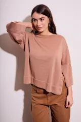 Sweater color beige de tejido de punto, con cuello redondo y mangas 3/4 con volados.
