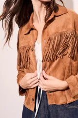 Camisa color camel de gamuza vegana con corte oversize y flecos en el pecho.