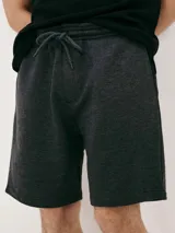 Bermuda deportiva gris con cintura elastizada y cordón de ajuste.