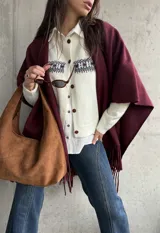 Cardigan de punto color natural con diseño de guarda nórdica en el pecho y cierre frontal con botones marrones.
