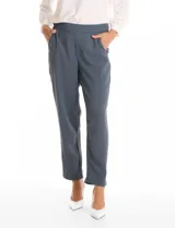 Pantalon de corte relajado color beige, con cintura plana en el frente y elástica en la parte posterior. Presenta pierna de corte recto, bolsillos laterales diagonales y bolsillos traseros simulados.