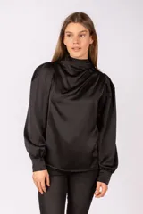 Blusa de satén color negro, con cuello alto drapeado, mangas largas abullonadas y puños ajustados con botones.