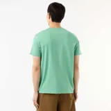 Remera de manga corta y corte recto, color verde menta, con cuello redondo clásico.