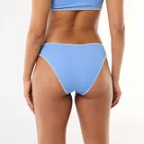 Braguita de bikini celeste con pespuntes decorativos en contraste a lo largo de los bordes.