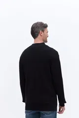 Buzo de tejido acanalado con cuello alto y apertura frontal con cierre, de calce cómodo y estructura limpia.