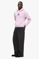 Canguro de algodón con capucha y cordones ajustables, diseño de hombros caídos y bolsillo frontal tipo canguro. Presenta un estampado gráfico en el pecho y puños acanalados.