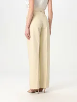 Pantalón sastrero color beige de lino, de tiro alto y corte recto.