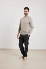 Pantalón chino de hombre color verde oscuro, corte slim, confeccionado en algodón con elastano, con triple pespunte en las costuras y botones al tono.