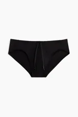 Traje de baño tipo slip de secado rápido, color negro, con cintura elástica y cordón de ajuste frontal.