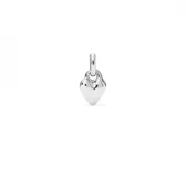 Dije charm con forma de corazón, bañado en plata de ley.
