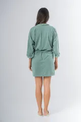 Bata kimono gris claro de algodón con volados en mangas y ruedo. Tiene mangas al codo y lazo de algodón para ajustar en la cintura.