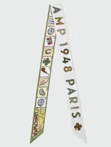 Pañuelo bandana de seda Longchamp con estampado multicolor y logo de la marca.