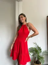 Vestido corto color celeste con espalda descubierta, tirantes finos y detalles de encaje en la cintura y el ruedo, con falda con volado.