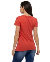Remera Caterpillar de algodón en color rojo, con cuello redondo, mangas cortas y estampa gráfica frontal de estilo vintage que dice "Operation Deep Freeze".