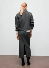 Falda midi gris oscuro, de tiro alto y corte recto, con abertura discreta en la parte posterior.