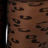 Medias de nylon translúcidas en color negro con estampado de leopardo en tono negro mate.