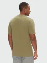 Remera de manga corta BOSS modelo Thompson 01, color beige claro, con cuello redondo y pequeño logotipo de la marca estampado en el pecho.