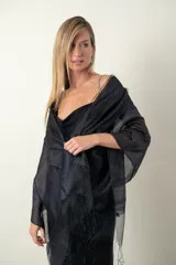 Chal color champagne de organza y lurex con flecos en el borde.